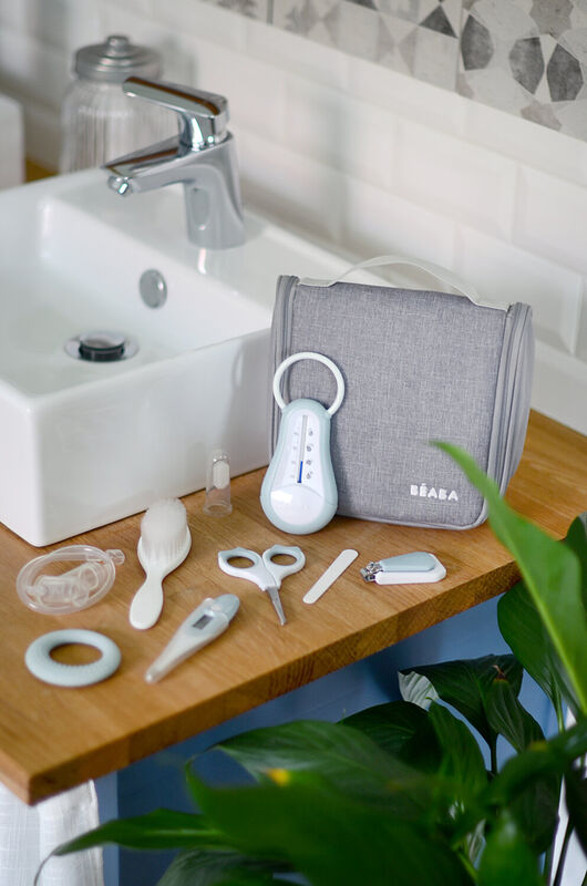 Hanging Toiletry Pouch With 9 Accessories - green blue