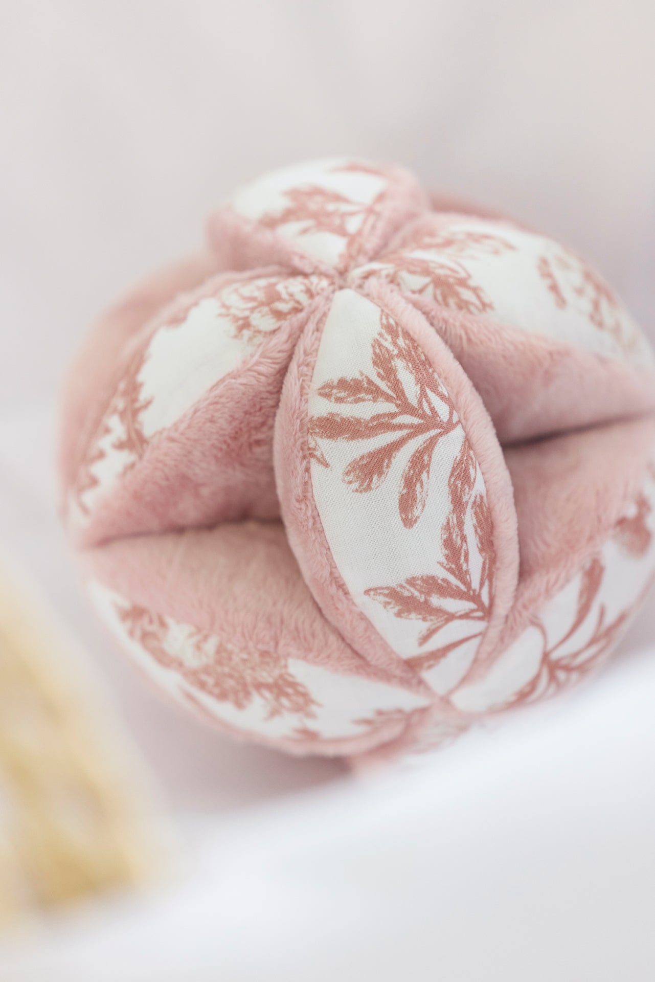 Sensory ball
Print inspiration Toile de Jouy Pink