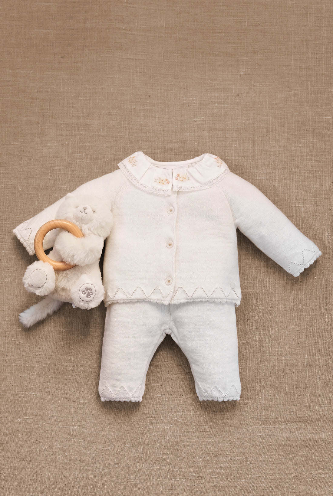 Long outfit Ecru cotton ruffled collar