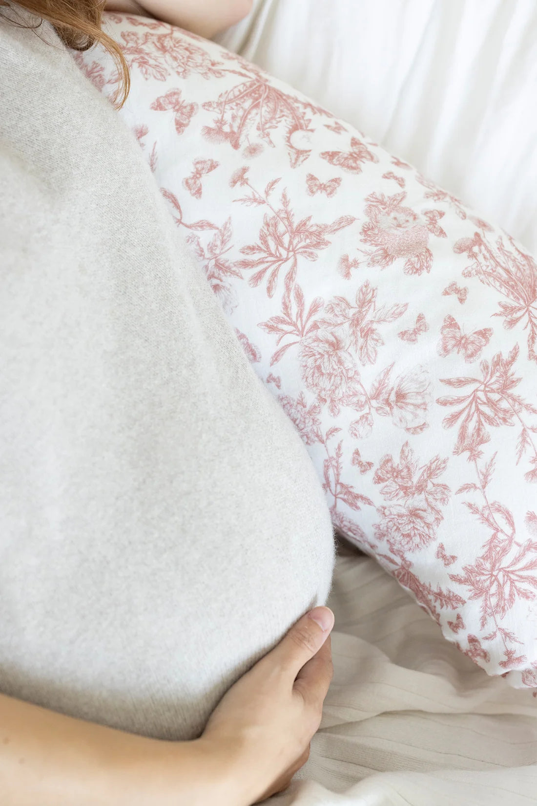 Maternity pillow Toile de Jouy-inspired print