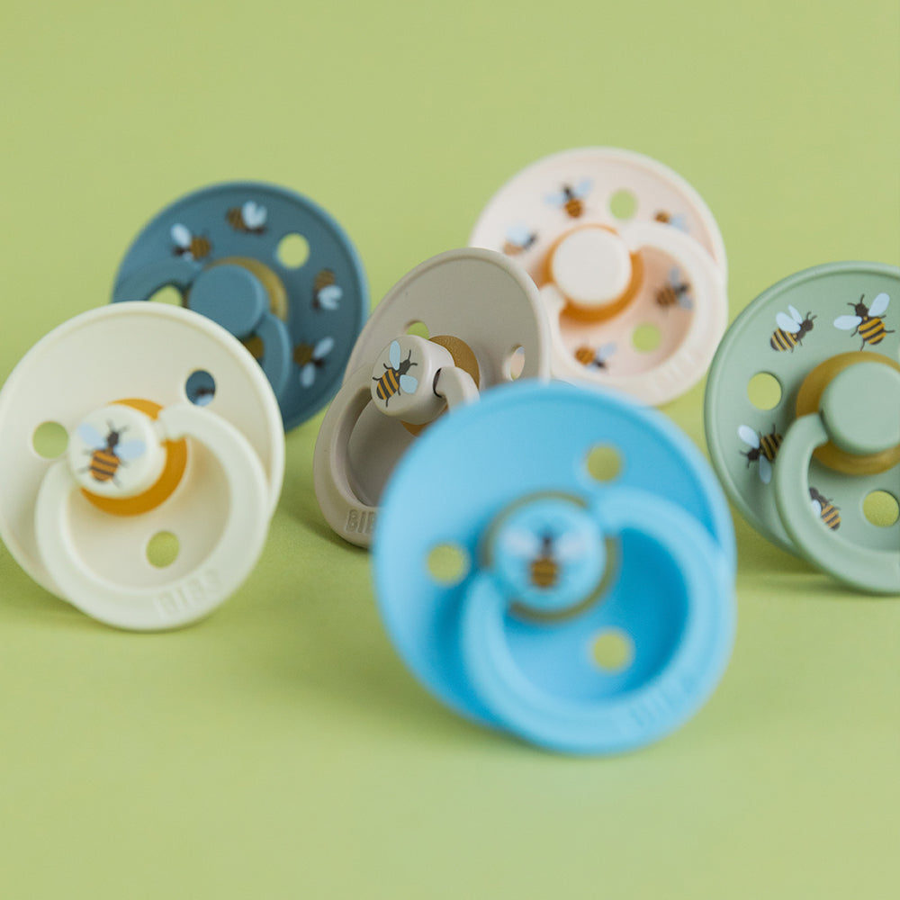 STUDIO Colour Pacifiers 2 Pack Bumblebee - Mushroom/Sage size 1 | +0 months