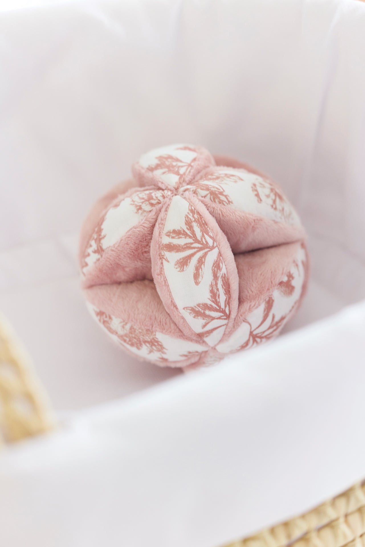 Sensory ball
Print inspiration Toile de Jouy Pink