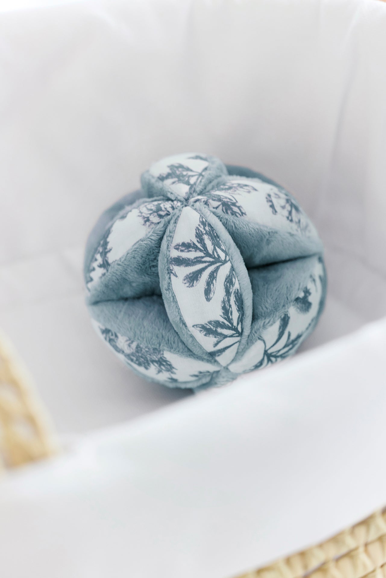 Sensory ball
Print inspiration Toile de Jouy Blue
