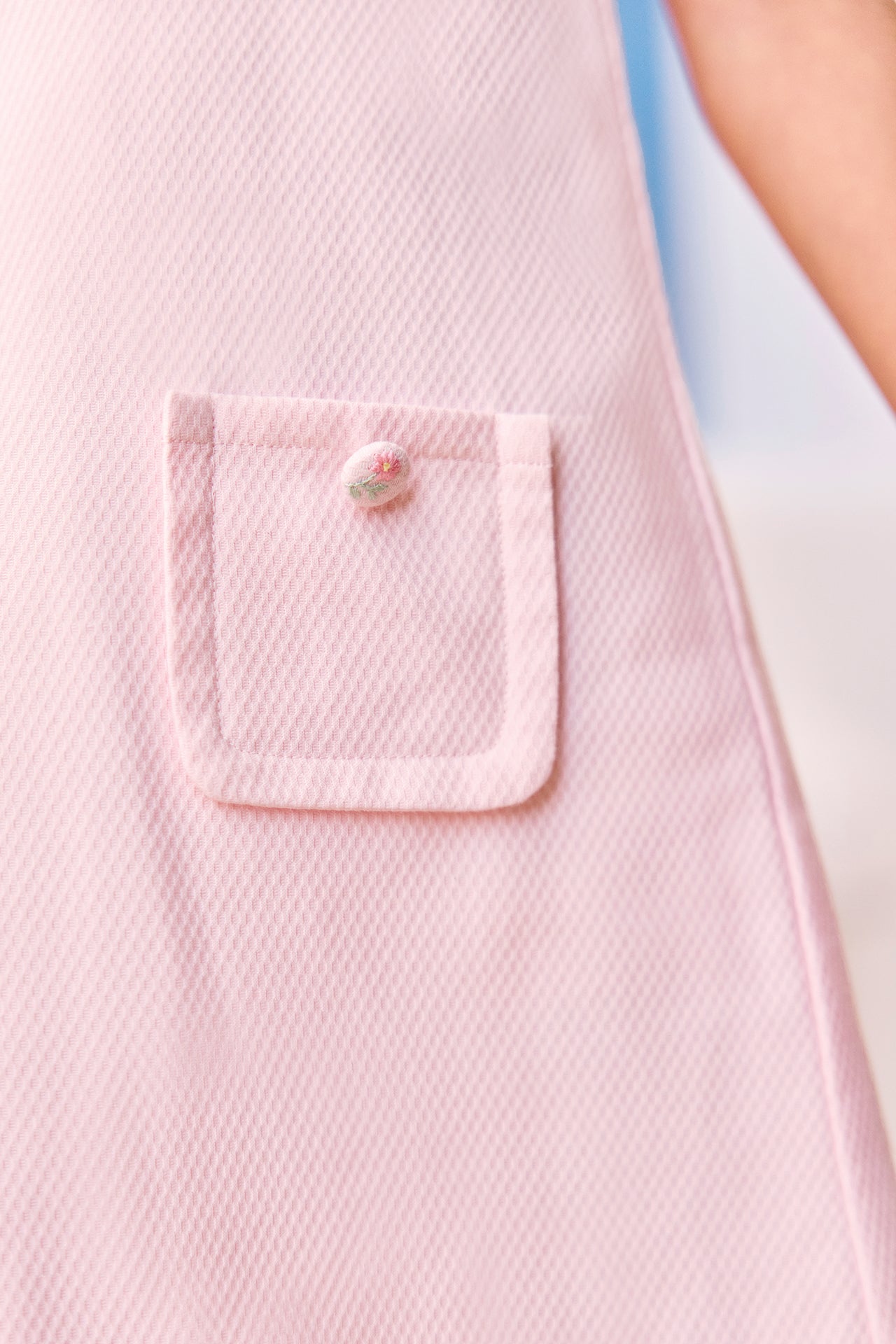 Dress
Pink Peter pan collar