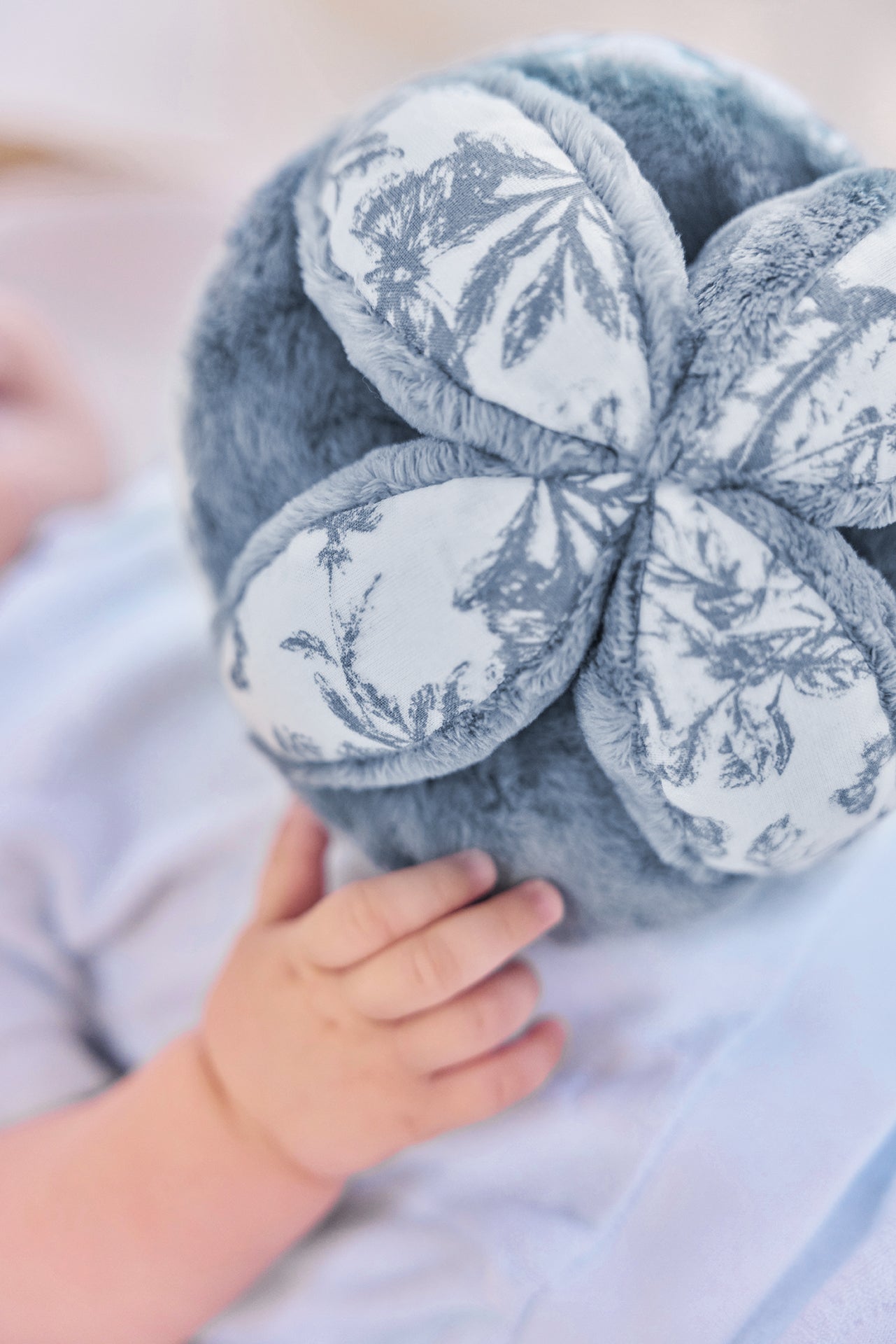 Sensory ball
Print inspiration Toile de Jouy Blue