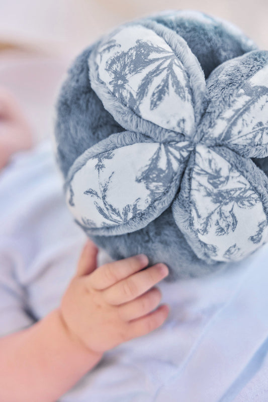 Sensory ball
Print inspiration Toile de Jouy Blue