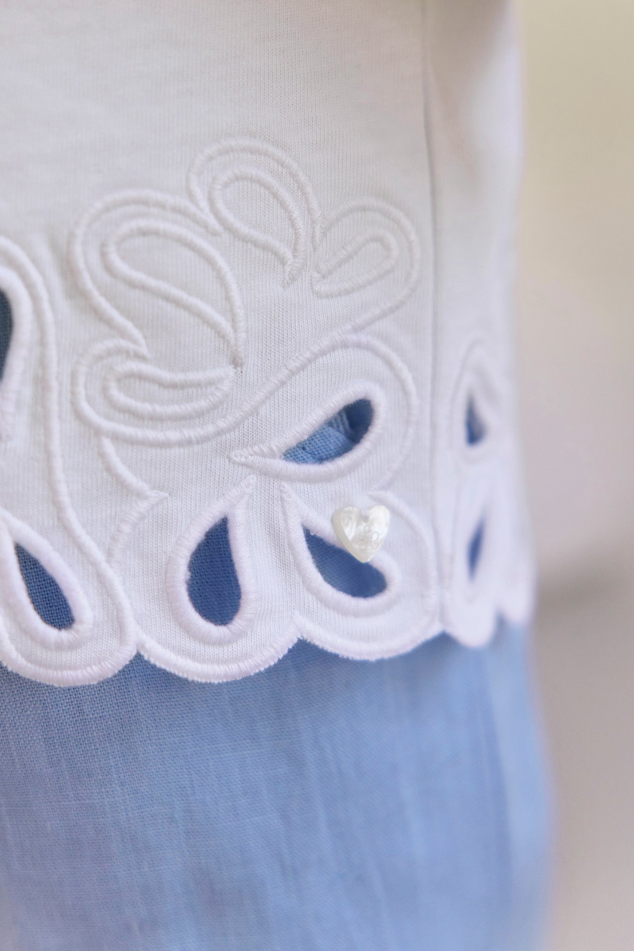 TEESHIRTB | T-shirt
White cotton Embroidered