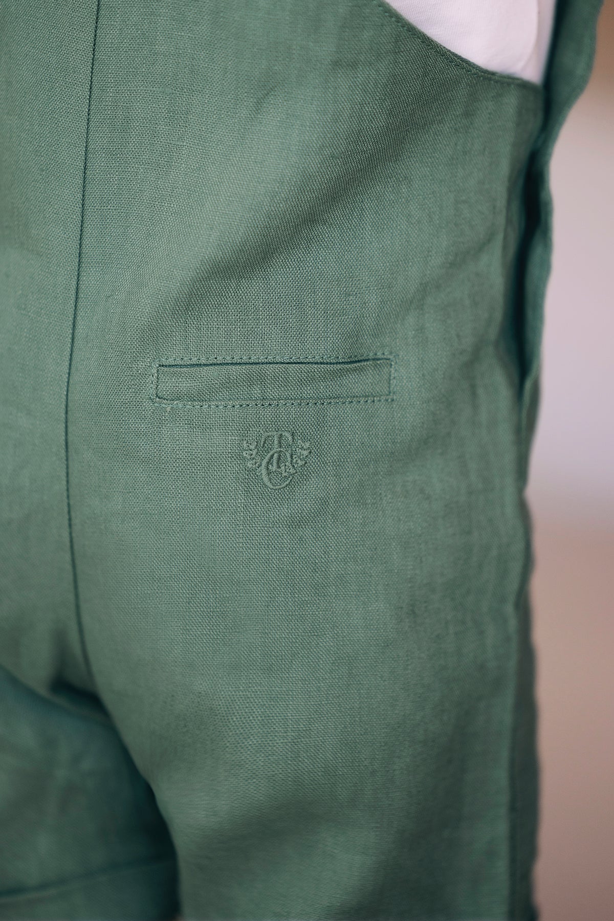 Dungaree short
Khaki Linen