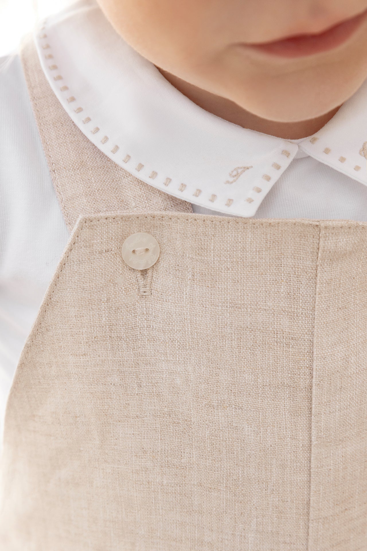 Body
White cotton Pointed collar